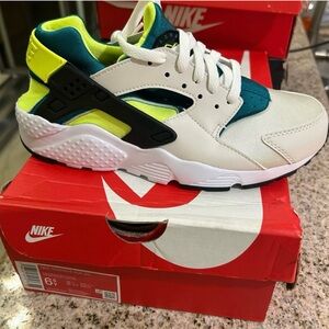 Nike White and Black Sneakers with Classic Huarache Design